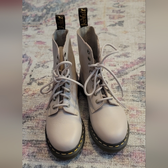 Dr. Martens Light Gray/ Greige Boots Size US 6 Youth Or WOMENS 6/7 - Picture 2 of 3
